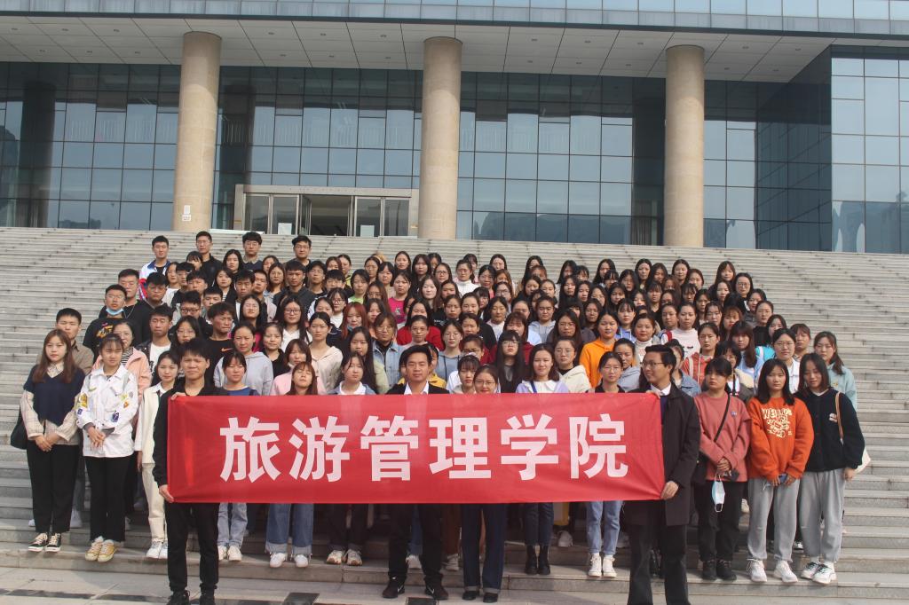 (卞军世老师带领大家积极参加志愿者服务实践活动)
