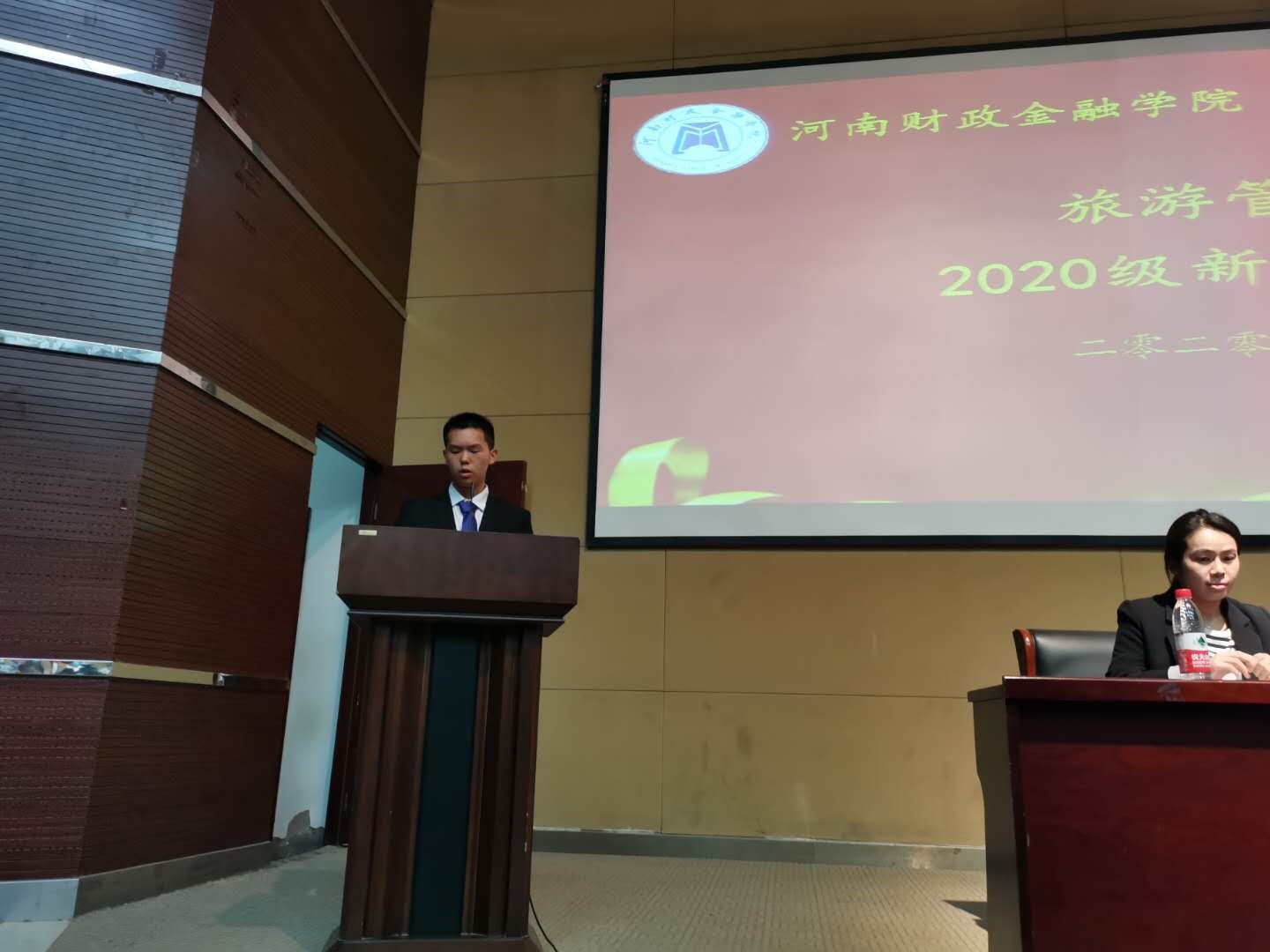 开学典礼上,新生代表,2020级会展经济与管理班房剑昊发言