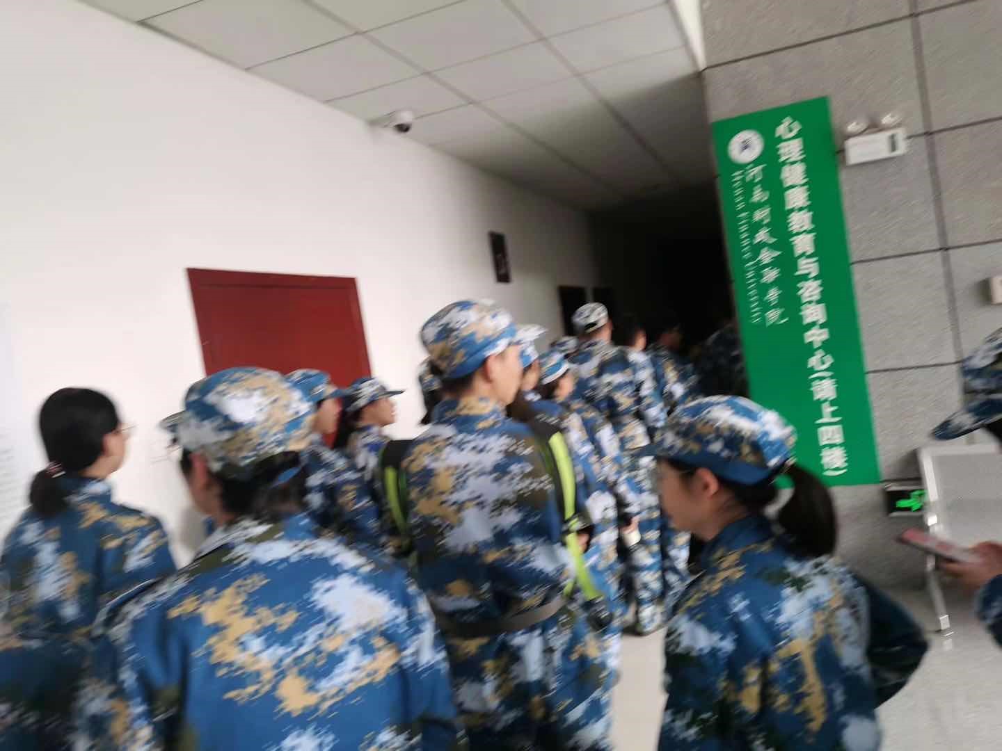 学院2020级新生在心理咨询中心王冰老师的带领下,积极参观心理咨询各功能室,深入了解了我校心理咨询中心的功能性。