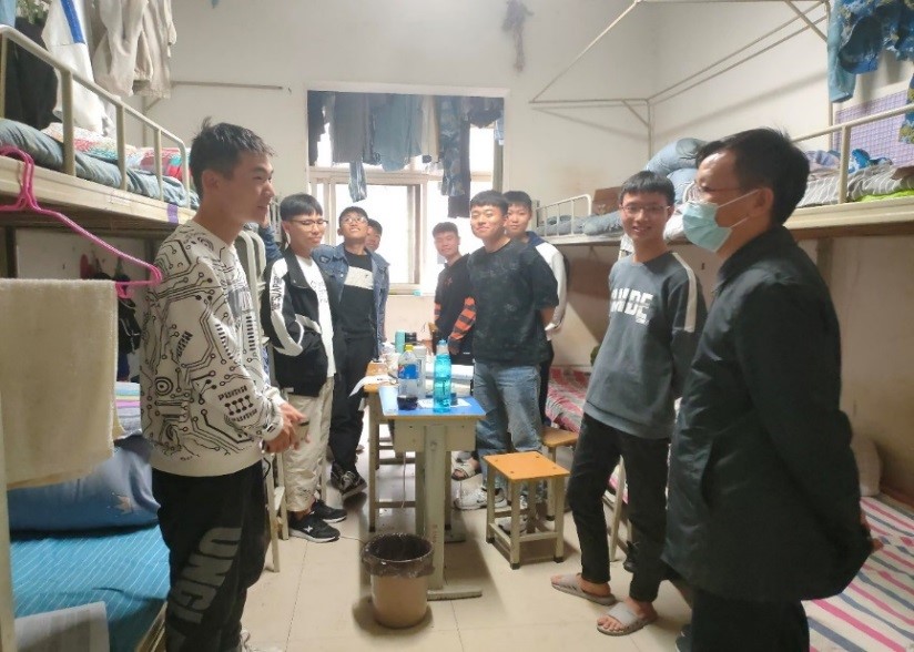 新生报到第一天,学院党总支副书记杨要杰,辅导员卞军世老师到宿舍亲切看望新生,鼓励同学们团结友善,互相帮助,营造良好宿舍氛围。